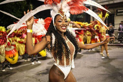 epa12711428 An artist participates in the 2026 Carnival Parade in Montevideo, Uruguay, 06 February 2026. The Uruguayan capital celebrates the 2026 Carnival Parade, which marks the beginning of a popular festival that prides itself on being the longest of its kind in the world, lasting approximately forty days.  EPA/Gastón Britos