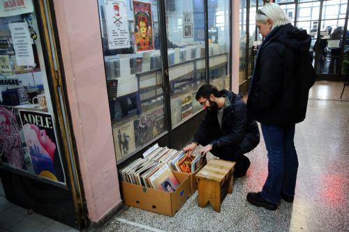 Ένας άνδρας  ψάχνει για παλιούς και καινούργιους δίσκους μουσικής σε παραδοσιακό δισκάδικο της Αθήνας, Τετάρτη 28 Ιανουαρίου 2026 (δημοσιεύεται Σάββατο 07 Φεβρουαρίου 2026). Τα τελευταία χρόνια όλο και πιο πολύ αναβιώνει η αγορά των παραδοσιακών μέσων αναπαραγωγής της μουσικής, οι δίσκοι βινυλίου και κασσετών. Το νεανικό κυρίως κοινό στηρίζει την αγορά του...