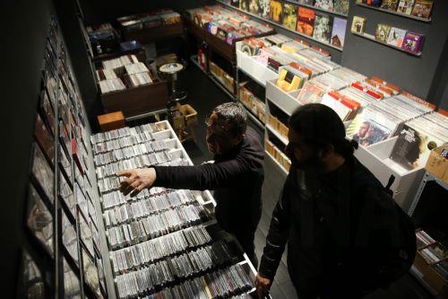 Νέοι ψάχνουν για παλιούς και καινούργιους δίσκους μουσικής σε παραδοσιακό δισκάδικο της Αθήνας, Τετάρτη 28 Ιανουαρίου 2026 (δημοσιεύεται Σάββατο 07 Φεβρουαρίου 2026). Τα τελευταία χρόνια όλο και πιο πολύ αναβιώνει η αγορά των παραδοσιακών μέσων αναπαραγωγής της μουσικής, οι δίσκοι βινυλίου και κασσετών. Το νεανικό κυρίως κοινό στηρίζει την αγορά του...