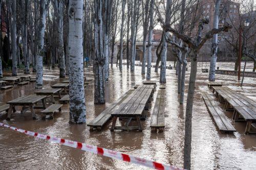 epa12711751 A flooded park is cordoned off after the Duero River overflowed in the town of Aranda de Duero, northwestern Spain, 07 February 2026. Several parts of Spain are affected by floods as Storm Leonardo crosses the country.  EPA/PACO SANTAMARIA
