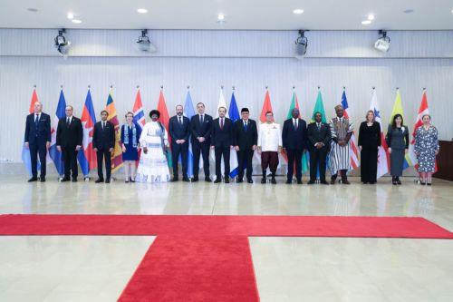 Ο Πρόεδρος της Δημοκρατίας κ. Νίκος Χριστοδουλίδης δέχεται τα διαπιστευτήρια των νέων Πρέσβεων της Δημοκρατίας της Αργεντινής κ. Axel Wahnish, της Δημοκρατίας της Ινδονησίας δρα Junimart Girsang, της Μπουρκίνα Φάσο κας Cyrille Ganou-Badolo, της Δημοκρατίας του Μπουρούντι κ. Ernest Ndabashinze, του Βασιλείου της Νορβηγίας κας Harriet E. Berg, της Δημοκρατίας...