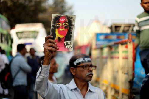 epa12719651 A man attends a protest campaign against violence and rape targeting women in Kolkata, India, 09 February 2026. A trainee doctor was found dead on 09 August 2024 in a seminar room of the RG Kar Medical College in Kolkata, sparking nationwide protests and strikes by medical students and doctors. In January 2025, the main suspect was sentenced to...
