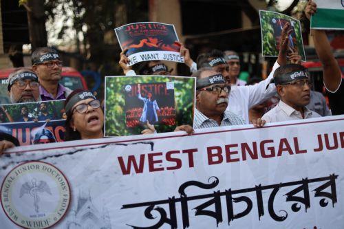 epa12719652 Doctors and citizens gather during a protest campaign against violence and rape targeting women in Kolkata, India, 09 February 2026. A trainee doctor was found dead on 09 August 2024 in a seminar room of the RG Kar Medical College in Kolkata, sparking nationwide protests and strikes by medical students and doctors. In January 2025, the main...