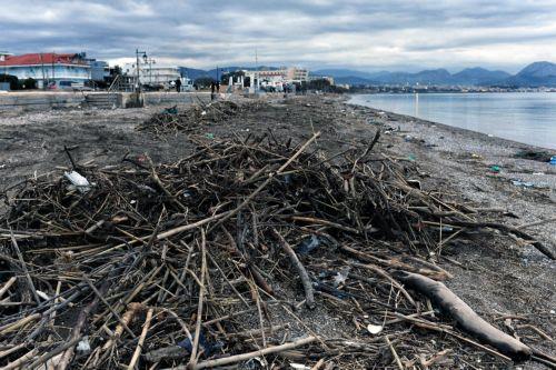 Φερτά υλικά από την περασμένη κακοκαιρία έχουν καλύψει παραλία στον Κορινθιακό κόλπο, Τρίτη 10 Φεβρουαρίου 2026. ΑΠΕ-ΜΠΕ/ΑΠΕ-ΜΠΕ/ΒΑΣΙΛΗΣ ΨΩΜΑΣ