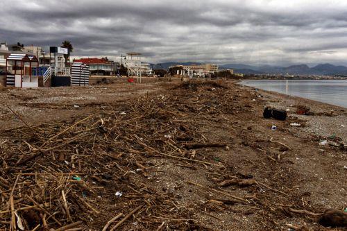 Φερτά υλικά από την περασμένη κακοκαιρία έχουν καλύψει παραλία στον Κορινθιακό κόλπο, Τρίτη 10 Φεβρουαρίου 2026. ΑΠΕ-ΜΠΕ/ΑΠΕ-ΜΠΕ/ΒΑΣΙΛΗΣ ΨΩΜΑΣ