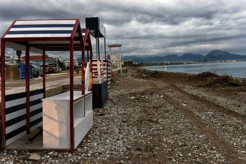 Φερτά υλικά από την περασμένη κακοκαιρία έχουν καλύψει παραλία στον Κορινθιακό κόλπο, Τρίτη 10 Φεβρουαρίου 2026. ΑΠΕ-ΜΠΕ/ΑΠΕ-ΜΠΕ/ΒΑΣΙΛΗΣ ΨΩΜΑΣ