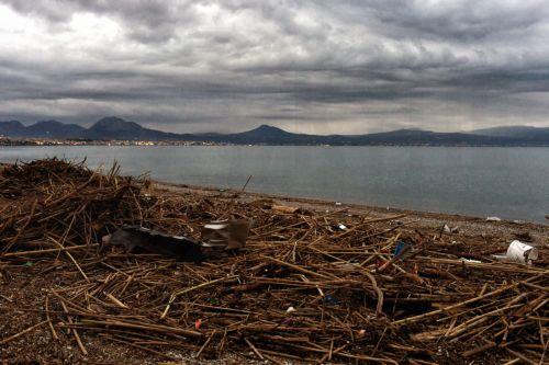 Φερτά υλικά από την περασμένη κακοκαιρία έχουν καλύψει παραλία στον Κορινθιακό κόλπο, Τρίτη 10 Φεβρουαρίου 2026. ΑΠΕ-ΜΠΕ/ΑΠΕ-ΜΠΕ/ΒΑΣΙΛΗΣ ΨΩΜΑΣ