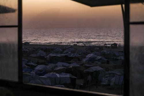 epa12725550 Makeshift tents of displaced Palestinian families stand on the beach in Gaza City, Gaza Strip, Gaza Strip, 10 February 2026. A severe fuel shortage has forced residents to burn plastic waste as an alternative source of heat and energy, despite the toxic smoke it produces. The United Nations warns that the fuel crisis has reached an existential...