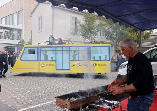 Τσικνοπέμπτη σήμερα κι άναψε το κέφι στην πρωτεύουσα, που φέτος για πρώτη φορά, το αποκριάτικο άρμα του Δήμου Λευκωσίας διέσχισε τους πεζόδρομους της εντός των τειχών πόλης. Βασιλιάς του JOEΥ Καρναβάλι Αγλαντζιάς 2026, είναι ο γνωστός ηθοποιός και παρουσιαστής Μιχάλης Σοφοκλέους, Λευκωσία 12 Φεβρουαρίου 2026.ΚΥΠΕ/ΚΑΤΙΑ ΧΡΙΣΤΟΔΟΥΛΟΥ
