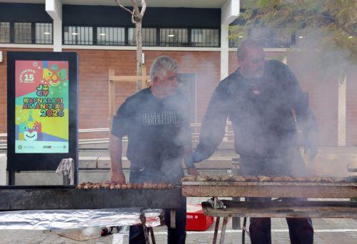 Τσικνοπέμπτη σήμερα κι άναψε το κέφι στην πρωτεύουσα, που φέτος για πρώτη φορά, το αποκριάτικο άρμα του Δήμου Λευκωσίας διέσχισε τους πεζόδρομους της εντός των τειχών πόλης. Βασιλιάς του JOEΥ Καρναβάλι Αγλαντζιάς 2026, είναι ο γνωστός ηθοποιός και παρουσιαστής Μιχάλης Σοφοκλέους, Λευκωσία 12 Φεβρουαρίου 2026.ΚΥΠΕ/ΚΑΤΙΑ ΧΡΙΣΤΟΔΟΥΛΟΥ