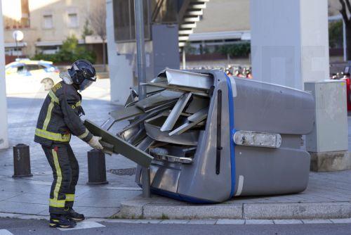epa12731283 A firefighter works on the facade of a building after pieces of the structure fell to the ground in Barcelona, Spain, 12 February 2026, amid the strong winds registered in Catalonia. Schools and sports activities have been postponed in the region due to the weather.  EPA/ALEJANDRO GARCIA