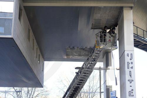 epa12731284 Firefighters work on the facade of a building after pieces of the structure fell to the ground in Barcelona, Spain, 12 February 2026, amid the strong winds registered in Catalonia. Schools and sports activities have been postponed in the region due to the weather.  EPA/ALEJANDRO GARCIA