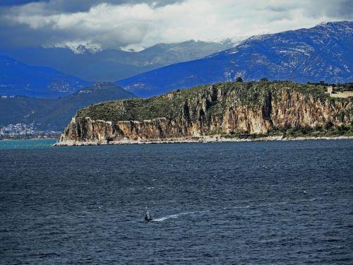 Σέρφερ στην παραλία Καραθώνα κάνει σερφ κατά τη διάρκεια δυνατών ανέμων που πνέουν στο Ναύπλιο, Πέμπτη 12 Φεβρουαρίου 2026. Η θάλασσα φούσκωσε στην παραλιακή Ναυπλίου πλημυρίζοντας μεγάλη έκταση ,ενώ από την έντονη βροχόπτωσης είχαμε μικρής έκτασης κατολίσθησης στην περιοχή Καραθώνα του Δήμου Ναυπλιέων.  ΑΠΕ-ΜΠΕ /ΑΠΕ-ΜΠΕ/ΜΠΟΥΓΙΩΤΗΣ ΕΥΑΓΓΕΛΟΣ
