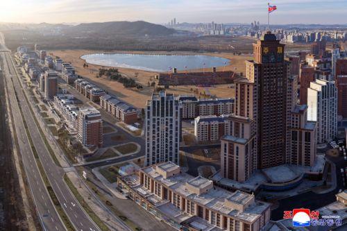 epa12745278 A photo released by the official Korean Central News Agency (KCNA) shows an aerial view of Saeppyol Street, a new housing district dedicated to the families of fallen soldiers in the Hawasong area of Pyongyang, North Korea, on 15 February 2026 (issued 16 February 2026). According to KCNA, Kim inaugurated the new housing district on 15 February...