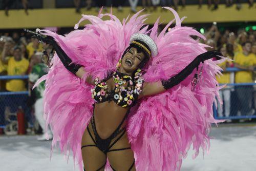 epa12745308 A member of the Imperatriz Leopoldinense samba school parades during the first day of the 2026 Rio Carnival at the Sambadrome in Rio de Janeiro, Brazil, 15 February 2026.  EPA/Antonio Lacerda