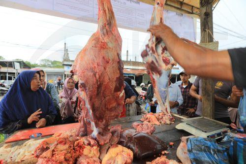 epa12745368 People queue to buy meat at a flash market provided by the local government during the 'Meugang' meat festival held to welcome the month of Ramadan, in Banda Aceh, Indonesia, 16 February 2026. Meugang is know as a local tradition in Aceh to welcome a big holiday in Islamic calendar, such as Ramadan, Eid al Fith and Eid al-Adha, where people go...