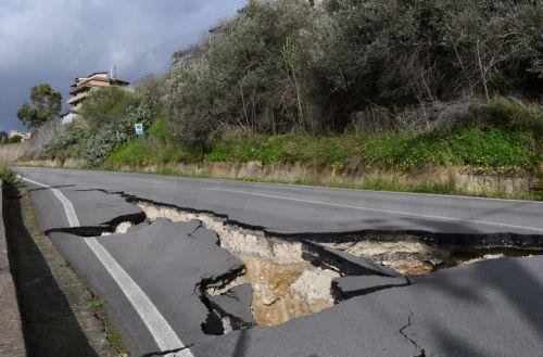 epa12747333 A section of a damaged road in the aftermath of a landslide in the town of Niscemi, Sicily, Italy, 16 February 2026. Niscemi has been devastated by a major landslide that occurred in late January 2026, triggered by Storm Harry that swept across Sicily and southern Italy.  EPA/ORIETTA SCARDINO