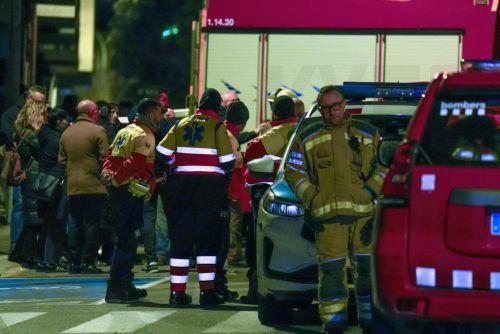 epa12748831 Paramedics stand outside the building where a fire broke out in the town of Manlleu, Barcelona, northeastern Spain, late 16 February 2026 (issued 17 February 2026). At least five teenagers died and four other people were injured in the fire which started in a storage room located on the roof of the building.  EPA/SIU WU