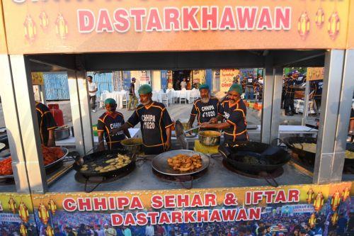 epa12758092 Pakistani people prepare to eat Iftar meals during the first day of the holy fasting month of Ramadan in Karachi, Pakistan, 19 February 2026. The Muslims' holy month of Ramadan, which start this year on 19 February in Pakistan, is the ninth month in the Islamic calendar, and it is believed that the revelation of the first verse in the Koran was...