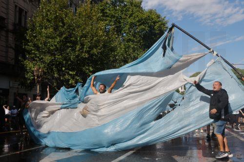 epa12759570 Protesters clash with police during a demonstration against labor reform proposed by Argentine President Javier Milei in Buenos Aires, Argentina, 19 February 2026.  EPA/JUAN IGNACIO RONCORONI