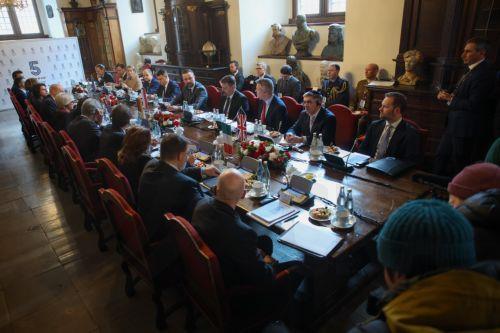 epa12760805 E5 Group meeting in Krakow, Poland, 20 February 2026. Poland is hosting a meeting of the E5 Group (European Five), an informal high-level defense alliance comprising France, Germany, Italy, Poland and the UK—Europe's largest military spenders.  EPA/LUKASZ GAGULSKI POLAND OUT