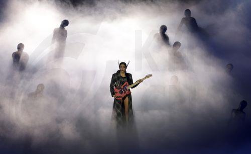 epaselect epa12770140 Italian singer-songwriter Joan Thiele performs during the Closing Ceremony of the Milano Cortina 2026 Winter Olympic Games, in Verona, Italy, 22 February 2026.  EPA/ROBERT GHEMENT