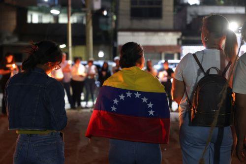 epa12780565 Relatives of political prisoners hold candles and posters during a vigil in Zamora, Venezuela, 26 February 2026. The amnesty program in Venezuela marked one week since its enactment by acting president Delcy Rodríguez, with 217 prisoners released during that period. According to independent records, more than 500 political prisoners remain,...