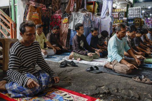 epa12780650 Muslims perform Friday prayer during the holy fasting month of Ramadan at Tanah Abang textile market in Jakarta, Indonesia, 27 February 2026. Muslims around the world celebrate the holy month of Ramadan by praying during the night time and abstaining from eating, drinking, and sexual acts during the period between sunrise and sunset.  EPA/MAST...