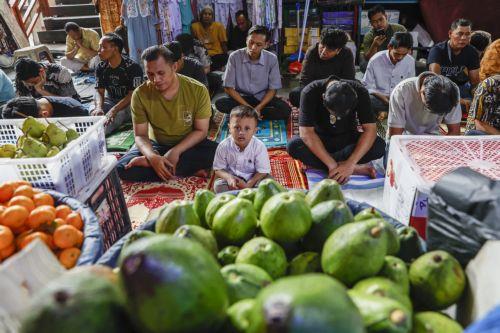 epa12780651 Muslims attend Friday prayer during the holy fasting month of Ramadan at Tanah Abang textile market in Jakarta, Indonesia, 27 February 2026. Muslims around the world celebrate the holy month of Ramadan by praying during the night time and abstaining from eating, drinking, and sexual acts during the period between sunrise and sunset.  EPA/MAST...