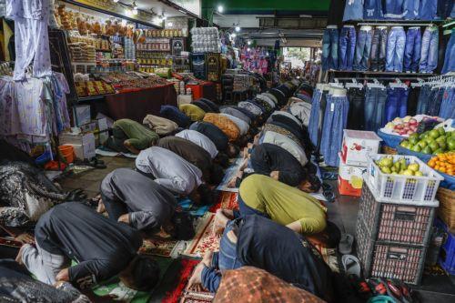 epa12780652 Muslims perform Friday prayer during the holy fasting month of Ramadan at Tanah Abang textile market in Jakarta, Indonesia, 27 February 2026. Muslims around the world celebrate the holy month of Ramadan by praying during the night time and abstaining from eating, drinking, and sexual acts during the period between sunrise and sunset.  EPA/MAST...