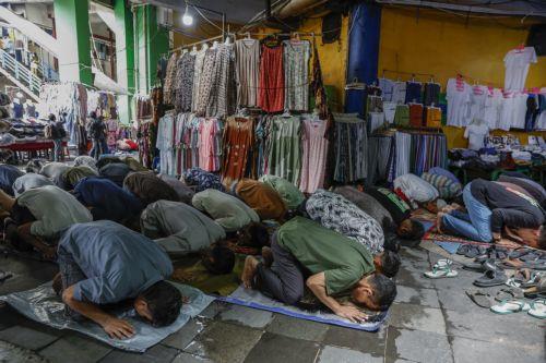 epa12780653 Muslims perform Friday prayer during the holy fasting month of Ramadan at Tanah Abang textile market in Jakarta, Indonesia, 27 February 2026. Muslims around the world celebrate the holy month of Ramadan by praying during the night time and abstaining from eating, drinking, and sexual acts during the period between sunrise and sunset.  EPA/MAST...