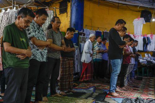 epa12780655 Muslims perform Friday prayer during the holy fasting month of Ramadan at Tanah Abang textile market in Jakarta, Indonesia, 27 February 2026. Muslims around the world celebrate the holy month of Ramadan by praying during the night time and abstaining from eating, drinking, and sexual acts during the period between sunrise and sunset.  EPA/MAST...