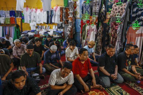 epa12780656 Muslims attend Friday prayer during the holy fasting month of Ramadan at Tanah Abang textile market in Jakarta, Indonesia, 27 February 2026. Muslims around the world celebrate the holy month of Ramadan by praying during the night time and abstaining from eating, drinking, and sexual acts during the period between sunrise and sunset.  EPA/MAST...