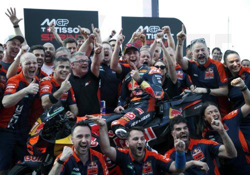 epa12783115 Spanish MotoGP rider Pedro Acosta (C) of Red Bull KTM Factory Racing celebrates with the team after winning the MotoGP sprint race of the Motorcycling Grand Prix of Thailand at Chang International Circuit, Buriram province, Thailand, 28 February 2026.  EPA/RUNGROJ YONGRIT