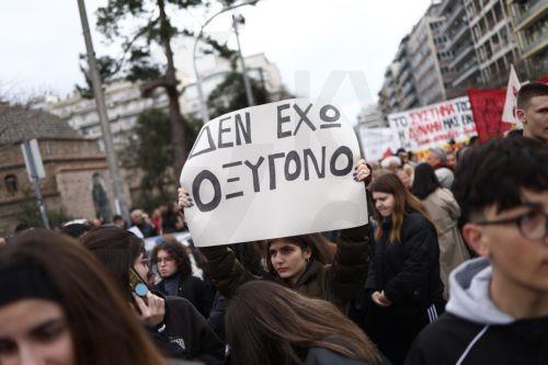 Κόσμος συμμετέχει σε συγκέντρωση διαμαρτυρίας για την 3η επέτειο του σιδηροδρομικού δυστυχήματος των Τεμπών που κόστισε τη ζωή σε 57 ανθρώπους, Θεσσαλονίκη, Σάββατο 28 Φεβρουαρίου 2026. Σε γενική απεργία και μαζικά συλλαλητήρια βρίσκεται ολόκληρη η χώρα, καθώς συμπληρώνονται τρία χρόνια από τη σιδηροδρομική τραγωδία των Τεμπών, ενώ ομοσπονδίες, σωματεία και...