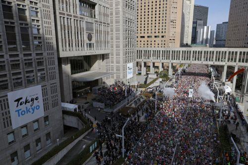 epa12785822 Runners start the Tokyo Marathon 2026 at the Tokyo Metropolitan Government building in Tokyo, Japan, 01 March 2026. Some 39,000 runners participate in the Tokyo Marathon, one of the six races in the World Marathon Majors (WMM).  EPA/FRANCK ROBICHON / POOL