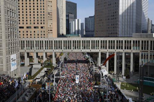 epa12785823 Runners start the Tokyo Marathon 2026 at the Tokyo Metropolitan Government building in Tokyo, Japan, 01 March 2026. Some 39,000 runners participate in the Tokyo Marathon, one of the six races in the World Marathon Majors (WMM).  EPA/FRANCK ROBICHON / POOL