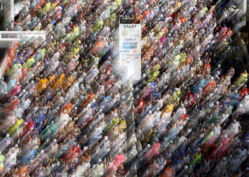 epa12785825 Runners start the Tokyo Marathon 2026 at the Tokyo Metropolitan Government building in Tokyo, Japan, 01 March 2026. Some 39,000 runners participate in the Tokyo Marathon, one of the six races in the World Marathon Majors (WMM).  EPA/FRANCK ROBICHON / POOL