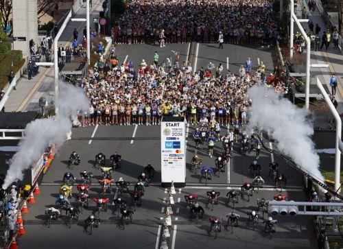 epa12785827 Wheelchair athletes start the Tokyo Marathon 2026 at the Tokyo Metropolitan Government building in Tokyo, Japan, 01 March 2026. Some 39,000 runners participate in the Tokyo Marathon, one of the six races in the World Marathon Majors (WMM).  EPA/FRANCK ROBICHON / POOL