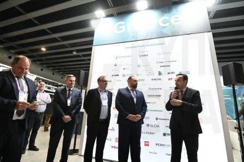 Ο υπουργός Ψηφιακής Διακυβέρνησης Δημήτρης Παπαστεργίου (Δ) μιλάει κατά τη διπάρκεια της επίσκεψής του στο ελληνικό περίπτερο στην παγκόσμια έκθεση τεχνολογίας WMC 2026 στη Βαρκελώνη, Δευτέρα 2 Μαρτίου 2026. Στα τέλη κάθε Φεβρουαρίου-αρχές Μαρτίου, εδώ και δύο δεκαετίες, η Βαρκελώνη μετατρέπεται για λίγες ημέρες στο επίκεντρο της παγκόσμιας τεχνολογικής...