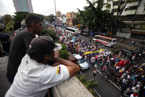 epa12793158 People watch a march in Caracas, Venezuela, 03 March 2026. Hundreds of Chavistas march to demand the release of Nicolas Maduro and his wife Cilia Flores two months after their capture by US military forces following an attack on Caracas and three nearby regions.  EPA/Ronald Peña R