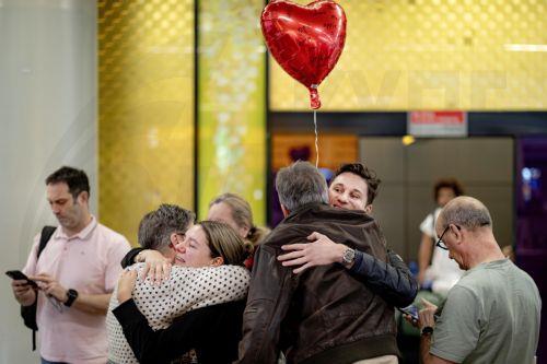 epa12793790 Travelers arrive in the arrivals hall after returning from the Middle East at Amsterdam Airport Schiphol (AMS) in Schiphol, Netherlands, 04 March 2026. KLM and Emirates also operated flights bringing back travelers stranded by the conflict in the Middle East.  EPA/RAMON VAN FLYMEN