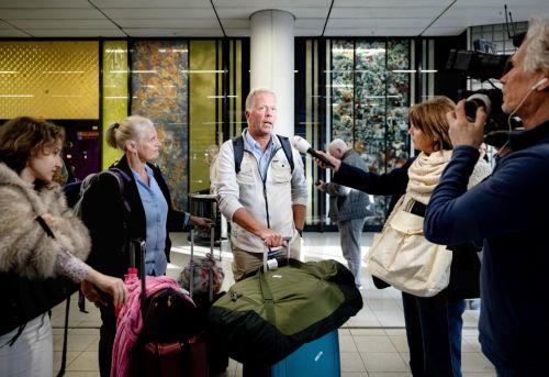 epa12793789 Travelers arrive in the arrivals hall after returning from the Middle East at Amsterdam Airport Schiphol (AMS) in Schiphol, Netherlands, 04 March 2026. KLM and Emirates also operated flights bringing back travelers stranded by the conflict in the Middle East.  EPA/RAMON VAN FLYMEN
