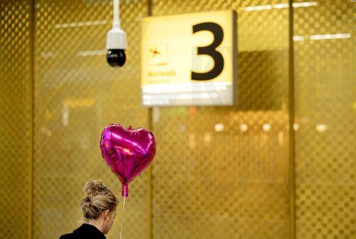 epa12793793 Travelers arrive in the arrivals hall after returning from the Middle East at Amsterdam Airport Schiphol (AMS) in Schiphol, Netherlands, 04 March 2026. KLM and Emirates also operated flights bringing back travelers stranded by the conflict in the Middle East.  EPA/RAMON VAN FLYMEN