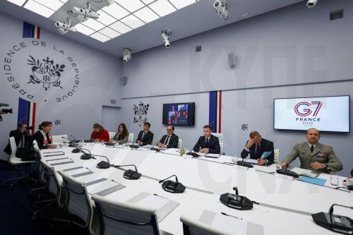 epa12811766 French President Emmanuel Macron (3-R) chairs a video conference of G7 leaders, next to Head Economic adviser, Matthieu Landon (5-R), Secretary General to the President of France, Emmanuel Moulin (4-R), General Vincent Giraud (R) and Diplomatic adviser to President, Emmanuel Bonne (2-R), to discuss the fallout of the war in Iran on the world...