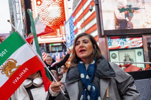 epa12823493 A woman carries an Iranian monarchy flag during a ‘Freedom for Iran’ protest in New York, New York, USA, 15 March 2026. The rally comes amid ongoing hostilities involving the United States, Israel and Iran.  EPA/OLGA FEDOROVA