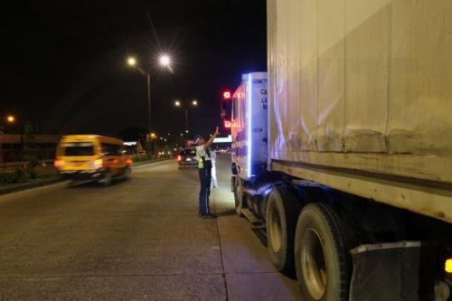 epa12824585 A member of the Guayaquil Transit and Mobility Authority (ATM) guards a vehicle after the imposition of curfew in Guayaquil, Ecuador, 15 March 2026. The nighttime curfew decreed by Ecuadorian President Daniel Noboa in four provinces began with the deployment of more than 75,000 soldiers and police officers to intensify the 'war' declared by the...