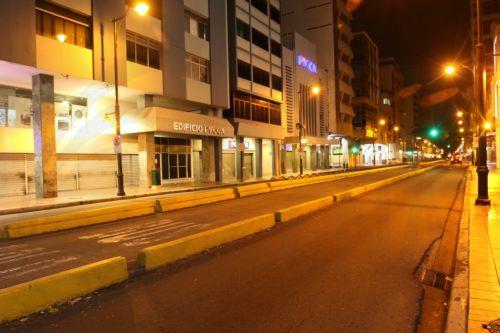 epa12824591 An empty street after the imposition of a curfew in Guayaquil, Ecuador, 15 March 2026. The nighttime curfew decreed by Ecuadorian President Daniel Noboa in four provinces began with the deployment of more than 75,000 soldiers and police officers to intensify the 'war' declared by the president against criminal gangs.  EPA/Jonathan Miranda Vanegas