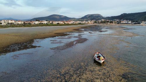 Το φαινόμενο της άμπωτης εμφανίστηκε στο Ναύπλιο με τη θάλασσα να υποχωρεί πάνω από 200  μέτρα εδώ και αρκετές ημέρες, Δευτέρα 16 Μαρτίου 2026.  ΑΠΕ-ΜΠΕ/ΑΠΕ-ΜΠΕ/ΜΠΟΥΓΙΩΤΗΣ ΕΥΑΓΓΕΛΟΣ