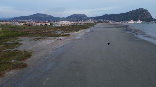 Το φαινόμενο της άμπωτης εμφανίστηκε στο Ναύπλιο με τη θάλασσα να υποχωρεί πάνω από 200  μέτρα εδώ και αρκετές ημέρες, Δευτέρα 16 Μαρτίου 2026.  ΑΠΕ-ΜΠΕ/ΑΠΕ-ΜΠΕ/ΜΠΟΥΓΙΩΤΗΣ ΕΥΑΓΓΕΛΟΣ